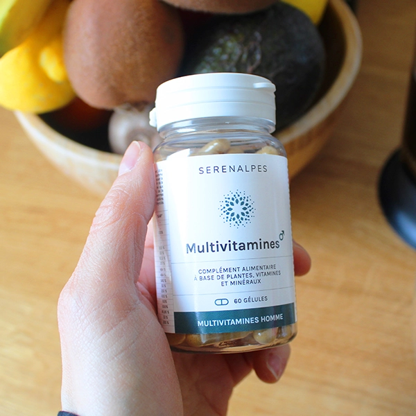 Multivitamines pour homme main