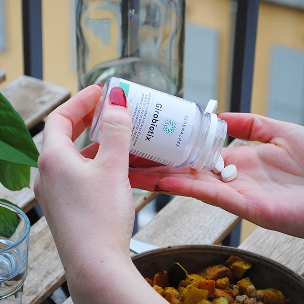 Flacon Girobiotix Serenalpes dans une main Flacon Girobiotix Serenalpes dans une main