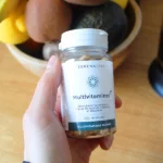 Multivitamines pour homme main