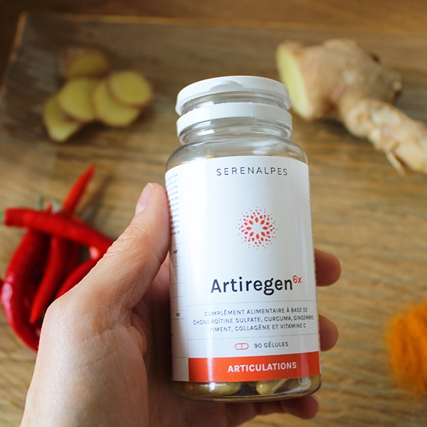 Flacon Artiregen 6x Serenalpes dans une main Flacon Artiregen 6x Serenalpes dans une main