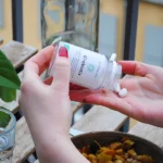 Flacon Girobiotix Serenalpes dans une main